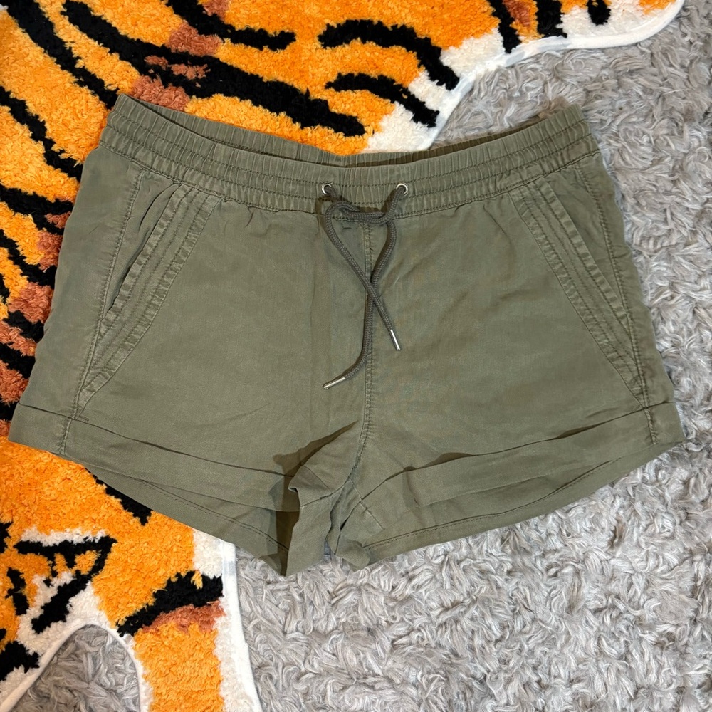 H&M Army Green Stretch Tie Waist Shorts - Size 6